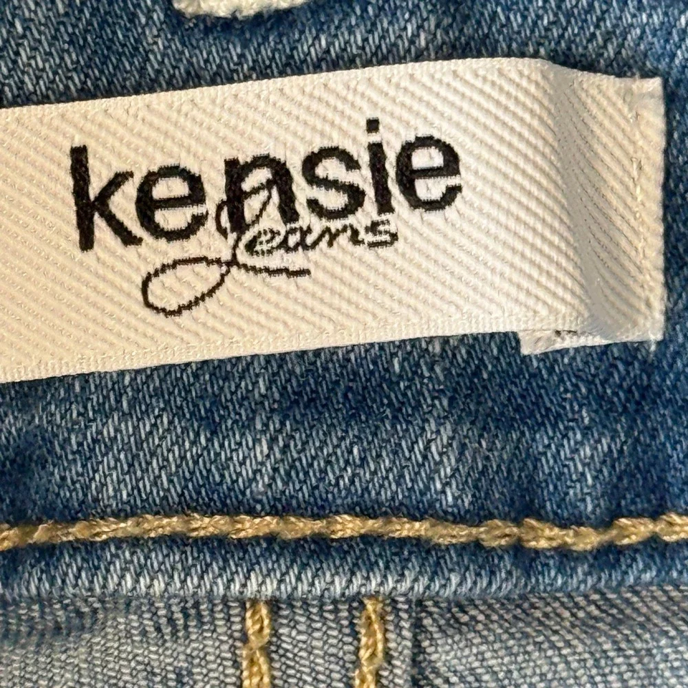 Kensie Jeans‎ Floral Embroidered Denim Shorts Light Wash Raw Hem Size 6/28